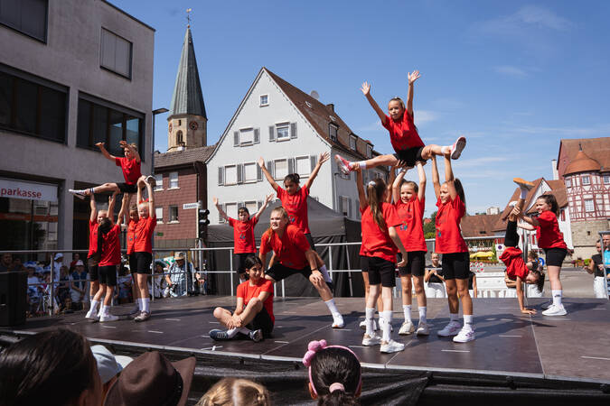 Tanzgruppe auf Showbühne beim Gaildorfer Samstag 2025
